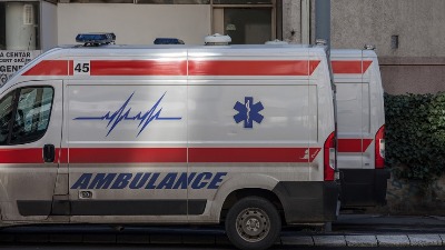 DRAMA u Sremčici: Motociklista udario u auto