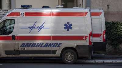 Udes u Batajnici: Auto naleteo na deča dok je pretrčavao ulicu