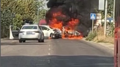 Automobili izgoreli posle udesa, povređeno 5 osoba (VIDEO)