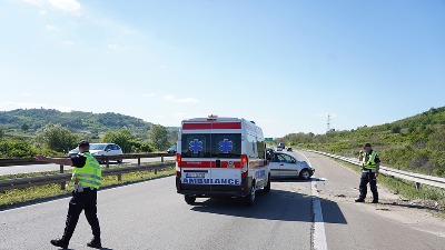 STRAVIČAN UDES: Prevrnula se kola Hitne pomoći (FOTO)