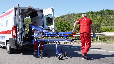 Strašna nesreća kod Jasenice: Devojka prešla u suprotnu traku i sudarila se sa dizalicom