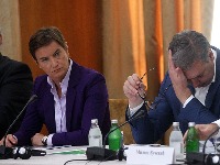 Delegacija EP stiže u kontrolu zvaničnom Beogradu: SNS IDE TETKI DA ODNESE LEK