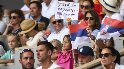 Novak plače u zagrljaju svoje ćerkice posle osvojenog zlata (FOTO)