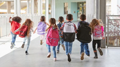 Panika u Vranju: Kombi kruži oko škola, nagovaraju decu na vožnju?