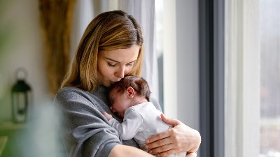 "Neka DRŽAVA plati doprinose!": Sindikat traži PROMENU PRAVILA za majke