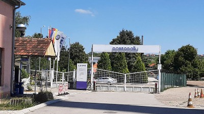 "Leoni" radnike ostavio na ulici da čekaju da im počne smena (FOTO)