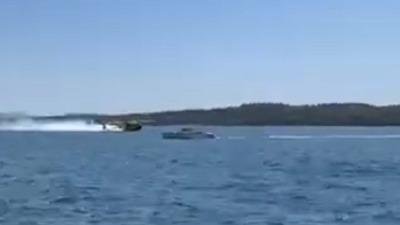 Za dlaku izbegnut sudar kanadera i glisera (VIDEO)