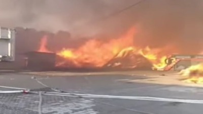 Požar lokalizovan: Gorele hale u fabrici peleta (VIDEO)