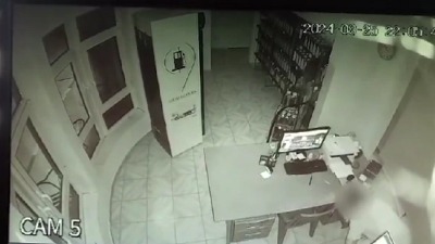 Isplivao snimak tinejdžera kako pljačkaju pumpu pre nego što ih je vlasnik našao i prebio (VIDEO)