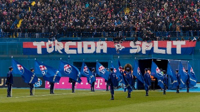 Protest Torcide u Splitu: Skandirali "Za dom spremni", puštane Tompsonove pesme