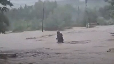 Komšije na udaru nezapamćenog nevremena: Bujice nose kola, reke se izlile (VIDEO)