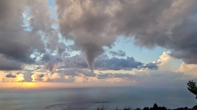 Ogromna pijavica na nebu iznad Lefkade (FOTO, VIDEO)