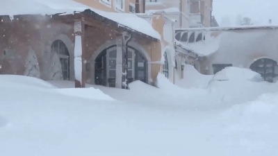 Ogromni smetovi, sneg do pojasa, automobili zatrpani (VIDEO, FOTO)