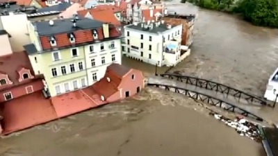 U Češkoj troje ljudi zarobljeno u bujici, automobili plutaju (VIDEO)