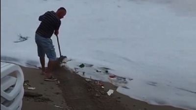 Snimak čišćenja plaže u Sutomoru razbesneo i turiste i lokalce (VIDEO)