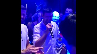 Đoković ludovao, pevao čuveni hit, a onda... (VIDEO)