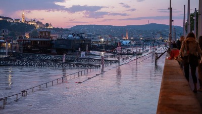 Dunav se izlio: Poplavljen kej, voda stigla do zgrade parlamenta (VIDEO)