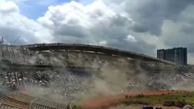 Srušen jedan od najvećih stadiona na svetu (VIDEO)