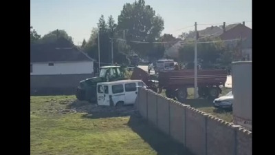 Traktor i kombi uleteli na teren tokom meča u Srbiji (VIDEO)