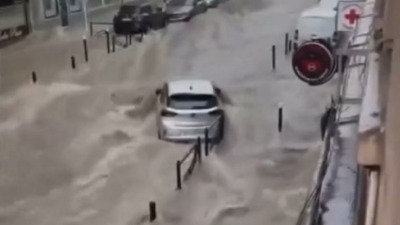 Velike poplave okovale popularni grad (VIDEO)