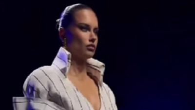 Adriana Lima se vratila na modnu pistu (VIDEO)