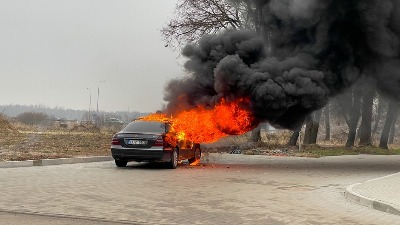 Izgorela tri automobila, stakla razbijena na više vozila (FOTO)