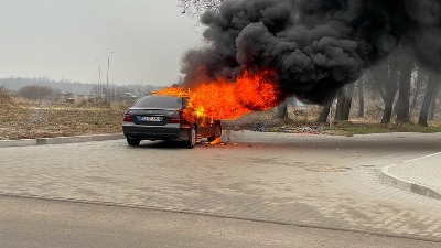 Brat zapalio automobile jer se vode na sestru, a ne na njega (FOTO)