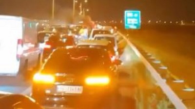 Udes na auto-putu kod Dobanovaca, zapalio se auto (FOTO, VIDEO)