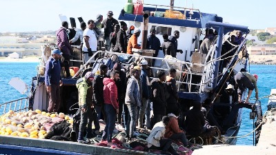 Prevrnuo se brod, poginulo 12 migranata