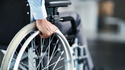 EPIDEMIJA LAŽNIH INVALIDA Kuvarici 2.700, prodavcu auto-delova 2.400 evra od države