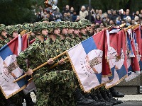 "Dok Vojska gubi kadar, predsednik dizajnira značke"