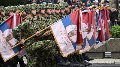 "Dok Vojska gubi kadar, predsednik dizajnira značke"