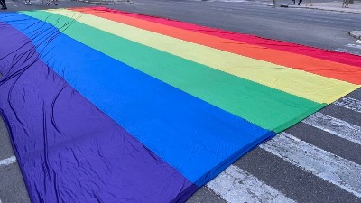 Napadnut mladić u centru BG dok je nosio LGBT zastavu