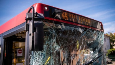 Drama u Beogradu: Razlupan autobus GSP, putnici povređeni