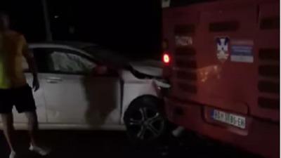 Još jedan sudar autobusa i automobila u Beogradu (VIDEO)