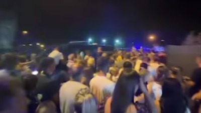 STAMPEDO u Smederevu: Građani PANIČNO jurili ka izlazu (VIDEO)