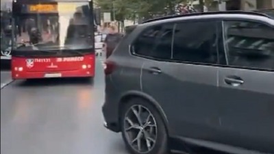 Žena blokirala ulicu: Autobusi stali, stotine ljudi čekalo sat vremena (VIDEO)