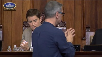 Haos u Skupštini - Brnabić rekla Ćuti: Mr’š bre u... (VIDEO)