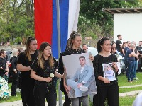 Porodice i meštani odaju poštu ubijenima u Duboni, došao i premijer
