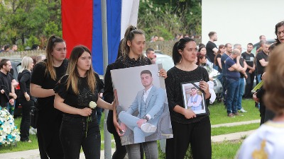Porodice i meštani odaju poštu ubijenima u Duboni, došao i premijer