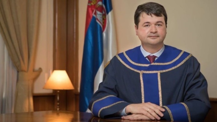 Konfuzija na Pinku: Vladan Petrov "zaboravio" da je predsednik Ustavnog suda - prekinule ga REKLAME!