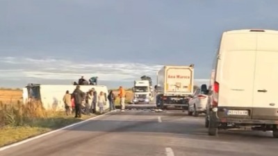 Udes đačkog autobusa i automobila: Ima poginulih (VIDEO)