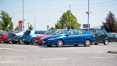 Poruka na kolima sa BG tablicama u Zagrebu zapalila internet (FOTO)