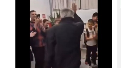 U penziju, uz aplauz: Snimak ispraćaja nastavnika postao HIT (VIDEO)