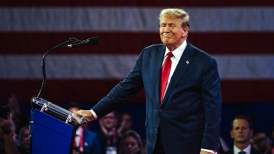 Donald Tramp promenio LIČNI OPIS - ljudi na mrežama se krste: "Bolje bi izgledao ćelav" (VIDEO) 
