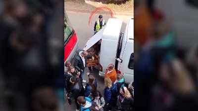 Major policije "čuva" kombi sa SNS sendvičima?! (FOTO)