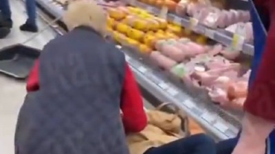 Muškarac nožem napao ljude u marketu, ima povređenih (VIDEO)