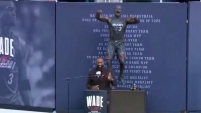 "Ko je ovaj momak": Vejd u neverici zbog STATUE koju je dobio (VIDEO)