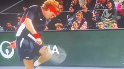 Udarao se reketom iz sve snage po nozi, krvav nastavio meč (VIDEO) Udarao se reketom iz sve snage po nozi, krvav nastavio meč (VIDEO)