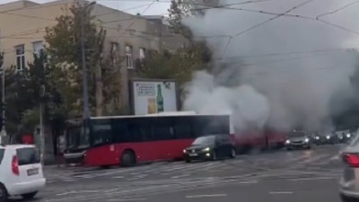 Gust dim kod Vukovog spomenika: Bukti autobus u centru Beograda? (VIDEO)